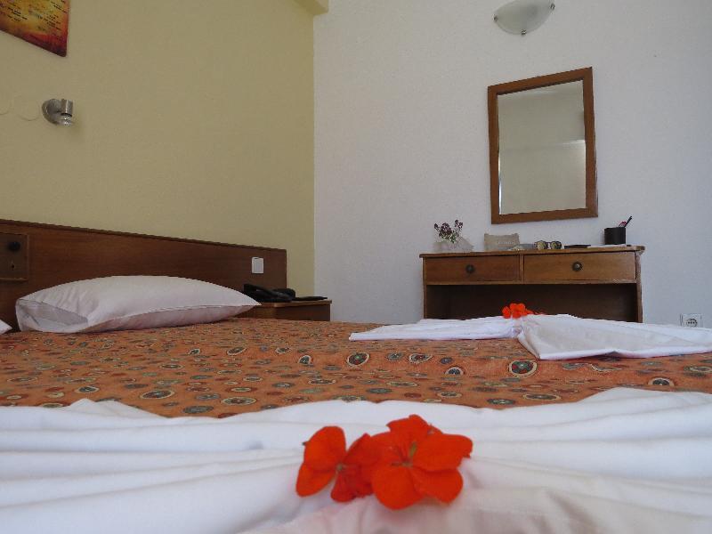 Maritime Hotel Apartments Petaloudes Extérieur photo